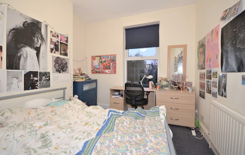 gallery image 12-holberry-close-bedroom-3.jpg