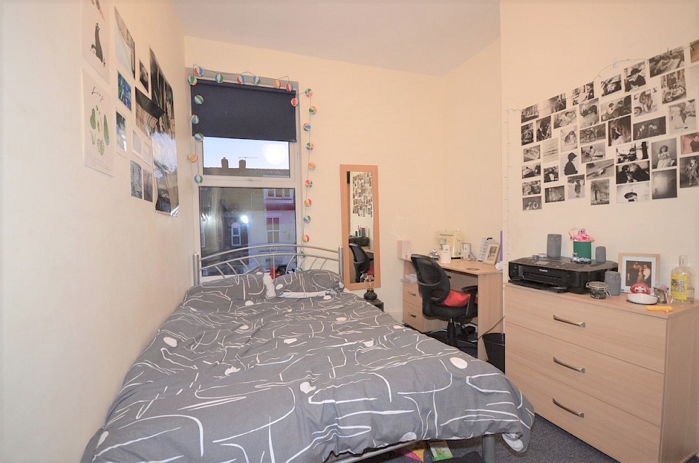 gallery image 12-holberry-close-bedroom-5.jpg