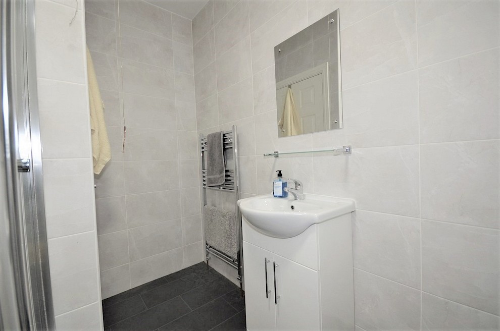 gallery image 43-commonside-bathroom-2-view-2.jpg