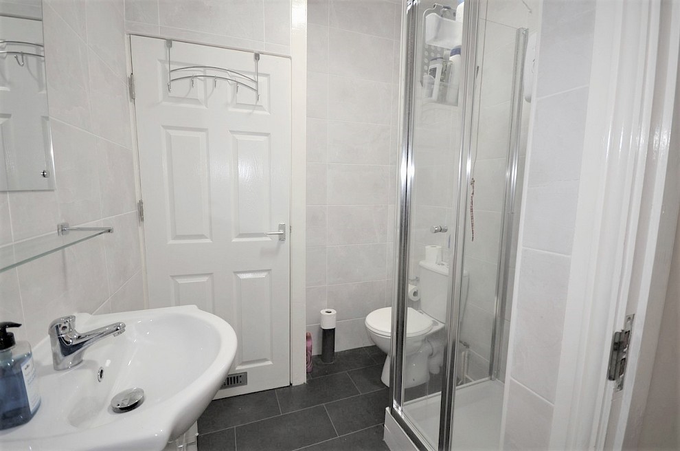 gallery image 43-commonside-bathroom-2.jpg