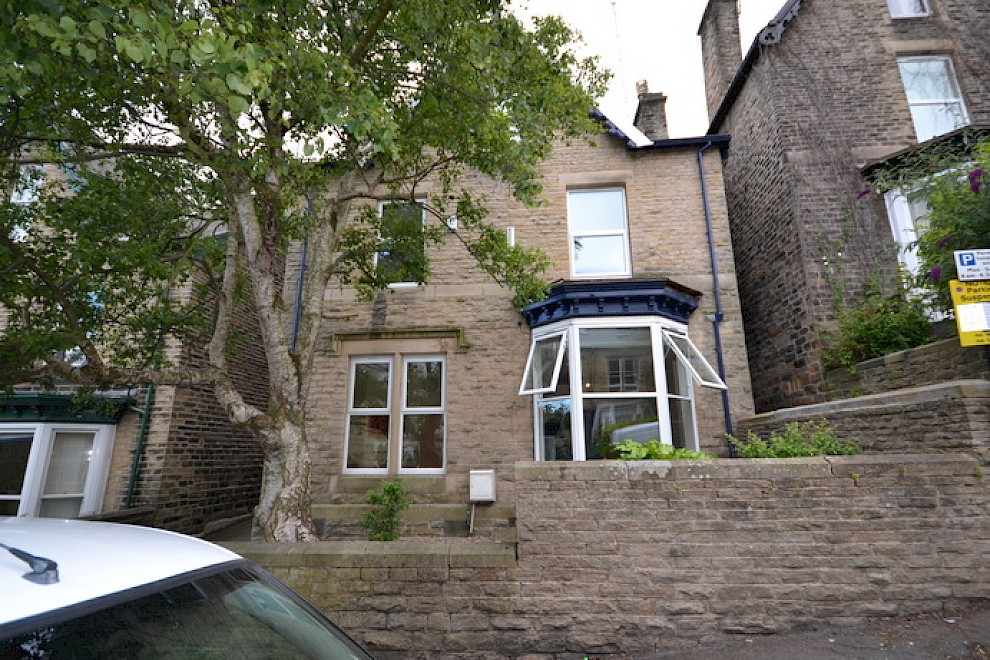 gallery image 21-mooroaks-_road-sheffield-8_bedroom-student_house.jpg