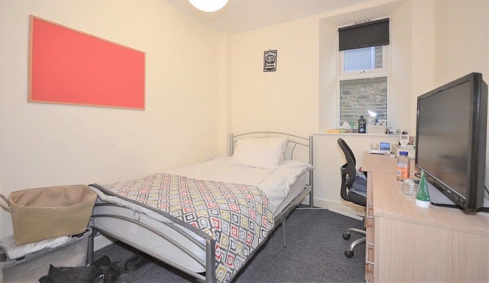 gallery image 21-mooroaks-rd-bedroom-2.jpg