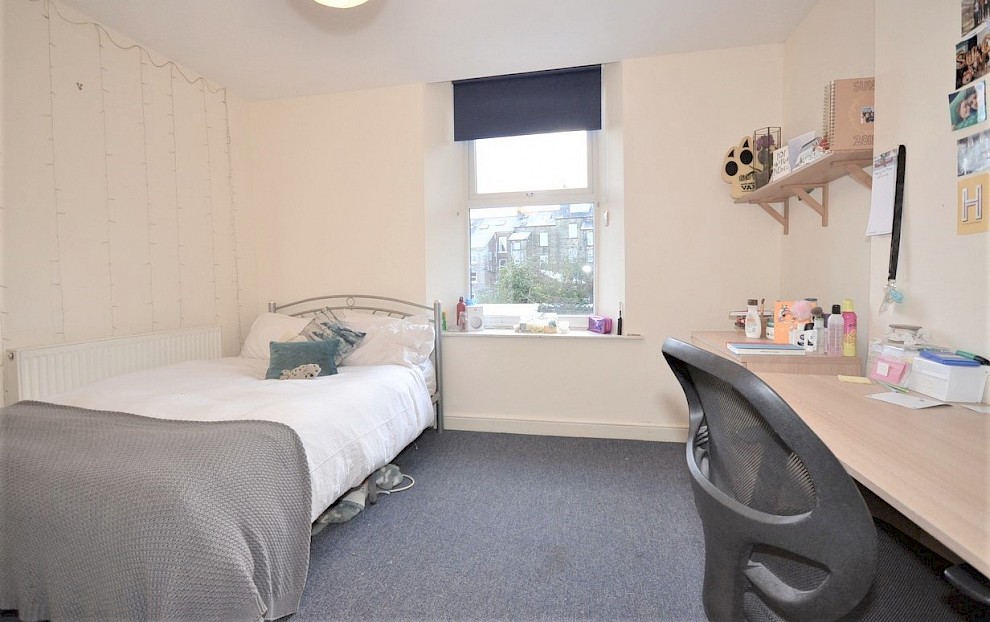 gallery image 21-mooroaks-rd-bedroom-3.jpg