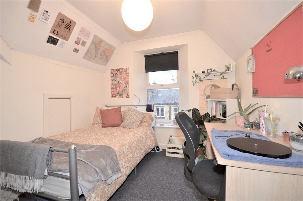 gallery image 21-mooroaks-rd-bedroom-8.jpg