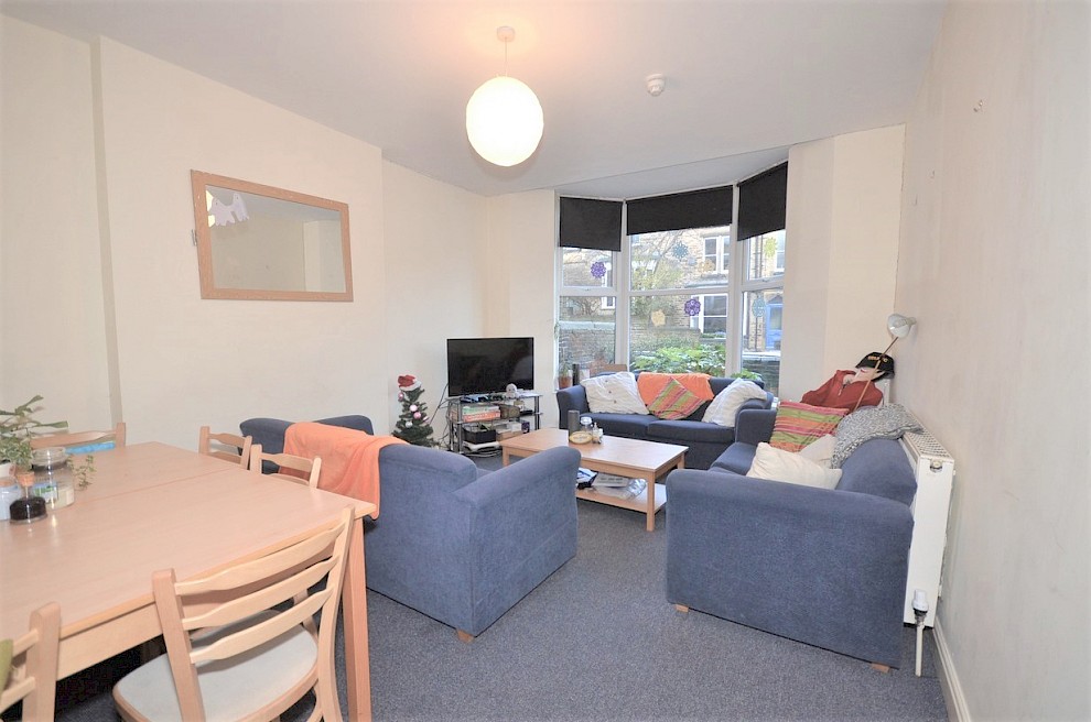 gallery image 21-mooroaks-rd-living-room.jpg